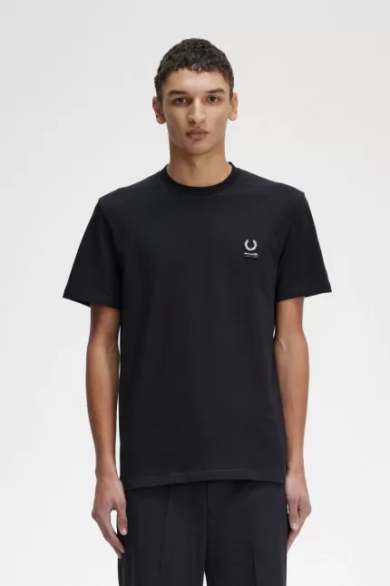 Fred Perry Enamel Pin Men’s T-Shirt Black DMGLR8754